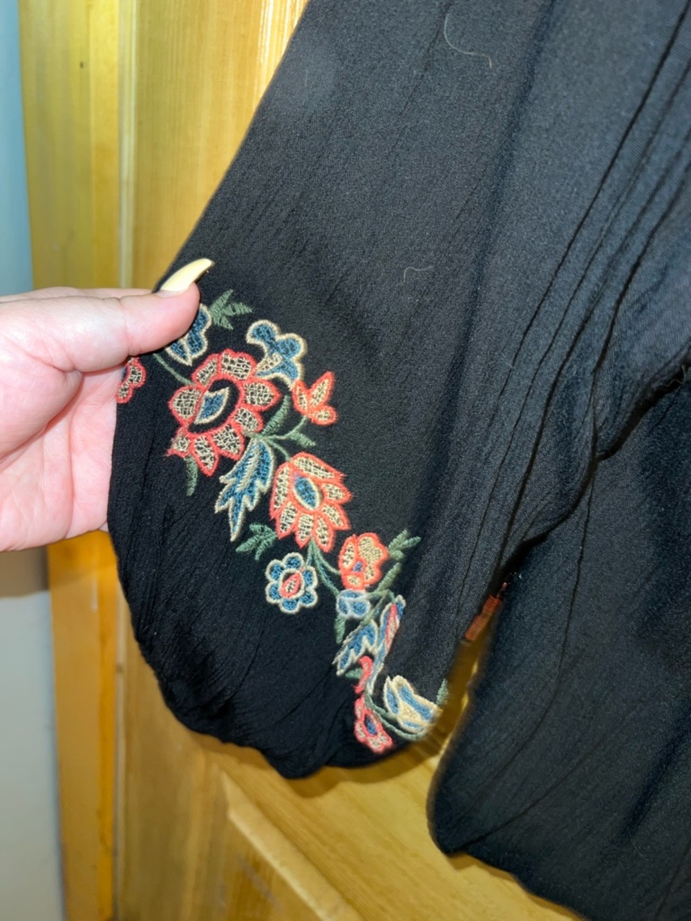 Embroidered Black V-Neck Peasant Top - Floral Accent AEO. Size xl - Picture 4 of 5